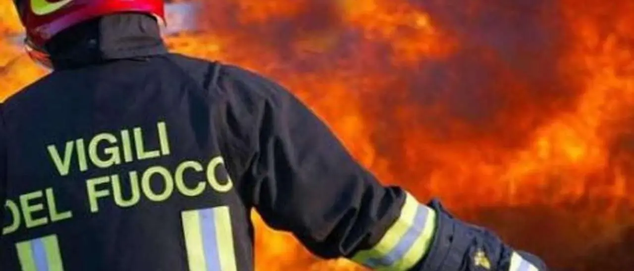 Rossano, allarme criminalità: auto in fiamme in pieno giorno