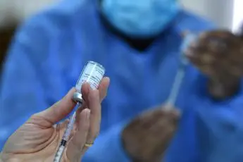 Vaccini Covid e miocarditi, cardiologi Usa: \"Più benefici che rischi\"