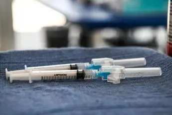 Mix vaccini contro il Covid, fonti Ema: \"Valuteremo i dati\"