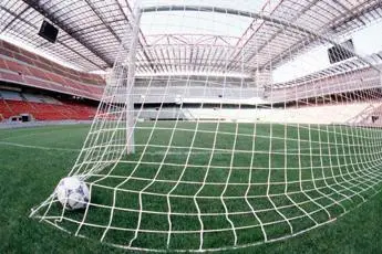 Serie A, vittoria rocambolesca della Roma. L'Atalanta sgambetta il Milan