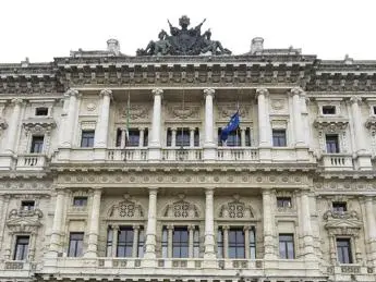 Maltrattò i figli, condanna annullata dalla Cassazione