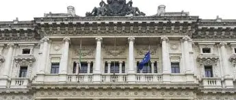 Maltrattò i figli, condanna annullata dalla Cassazione