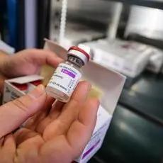 AstraZeneca, seconda dose e trombosi: sintomi, cosa dice Aifa