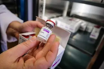 AstraZeneca, seconda dose e trombosi: sintomi, cosa dice Aifa