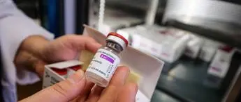 AstraZeneca, seconda dose e trombosi: sintomi, cosa dice Aifa
