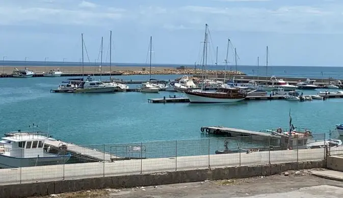 Cariati, all'alba sbarco di migranti: c'è anche un bambino
