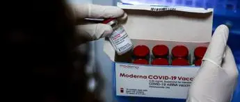 Vaccino Moderna, chiesto l'ok a Ema per fascia 12-17 anni