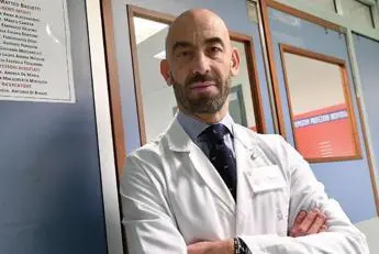 Trombosi dopo vaccino, Bassetti: \"Per 18enne non si scateni psicosi\"