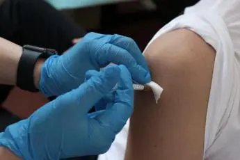 AstraZeneca e J&J, Bassetti: \"Vaccini sconsigliati solo a chi prende la pillola\"