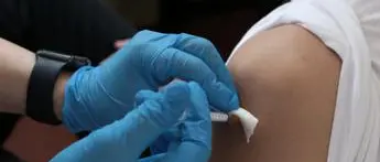 AstraZeneca e J&J, Bassetti: \"Vaccini sconsigliati solo a chi prende la pillola\"