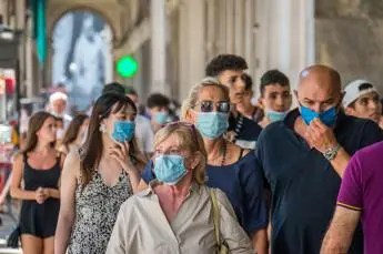 Covid, anestesisti: \"Via mascherine all'aperto? Aspettiamo 15 luglio\"