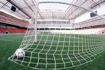 Calcio, diritti tv: offerta di 500 milioni di Sky a Dazn