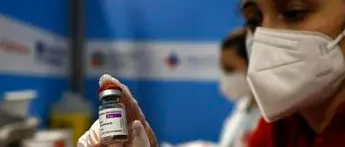 AstraZeneca solo per over 60. «Pfizer o Moderna per seconda dose»