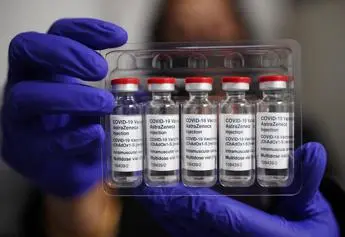 AstraZeneca, Bassetti: \"Decretata morte dei vaccini a vettore virale\"