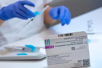 AstraZeneca, seconda dose under 60: Lombardia e Lazio, news