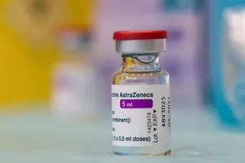 AstraZeneca, Ema: \"Resta per tutti, più benefici che rischi\"