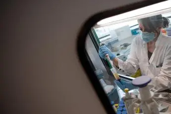 Mix vaccini, al via studio su efficacia e sicurezza allo Spallanzani