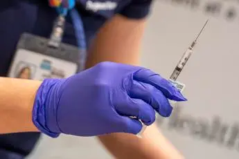 Vaccino Covid, efficace anche a 3 mesi da seconda dose: lo studio