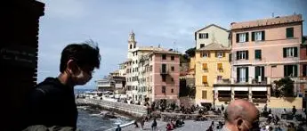 Addio alla mascherina? Garattini: \"Protegge, teniamola è ancora necessaria\"