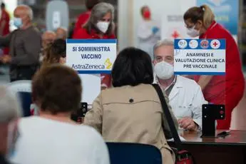 AstraZeneca e seconda dose, Clementi: \"Non imporre mix vaccini\"