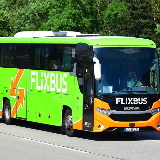 FlixBus continua ad ampliare la rete in Calabria: nuove tratte per l'estate