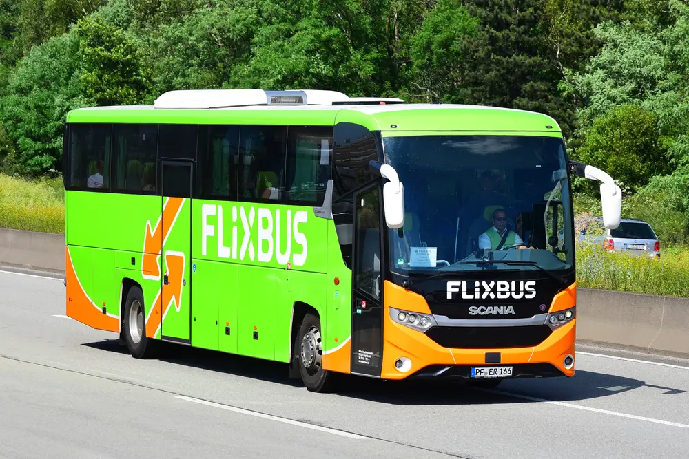 FlixBus continua ad ampliare la rete in Calabria: nuove tratte per l'estate