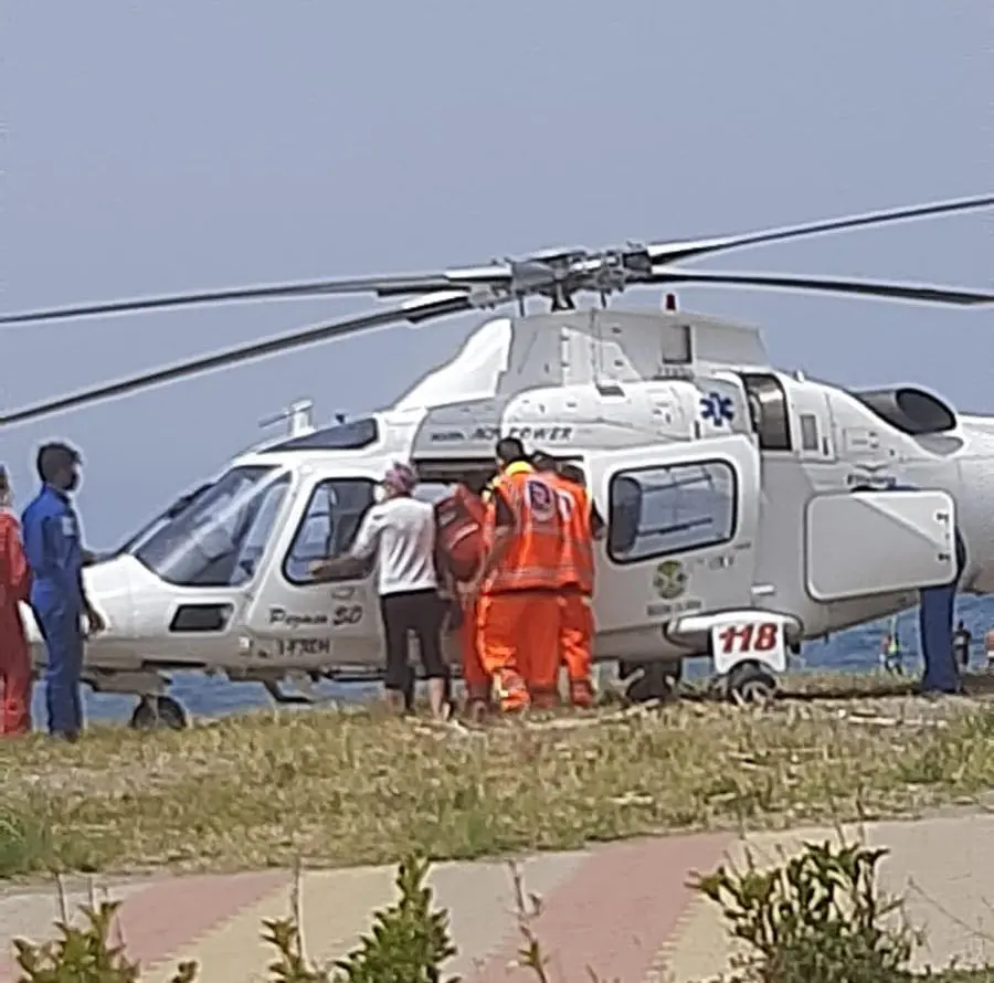 Cetraro, malore in spiaggia per un giudice: arriva l'elisoccorso