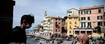 Mascherine all'aperto, stop dal 28 giugno in zona bianca