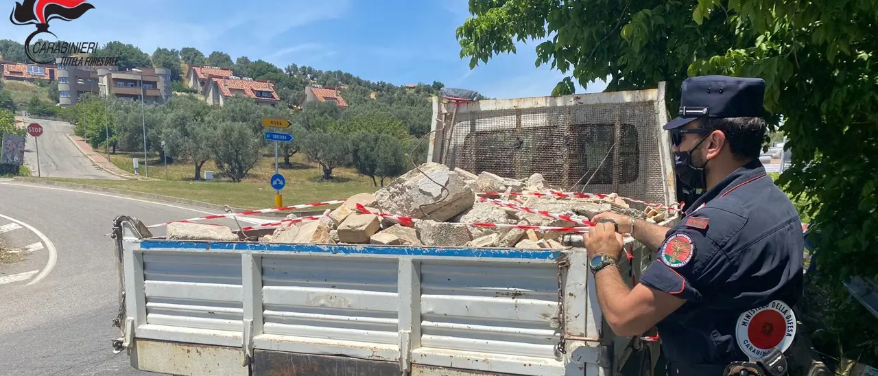 Trasporto di rifiuti. Controlli dei Carabinieri Forestale
