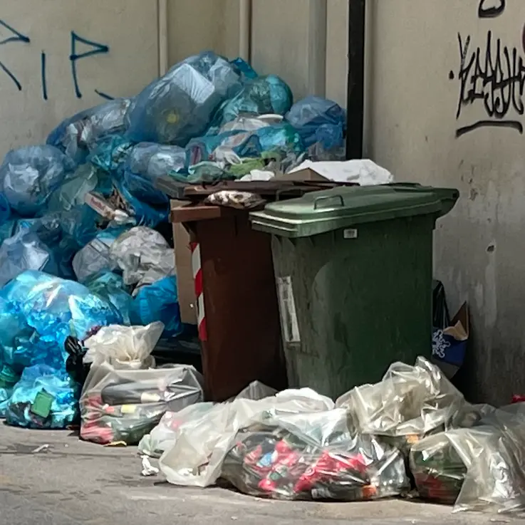 Cosenza, discarica a cielo aperto a due passi da piazza Bilotti