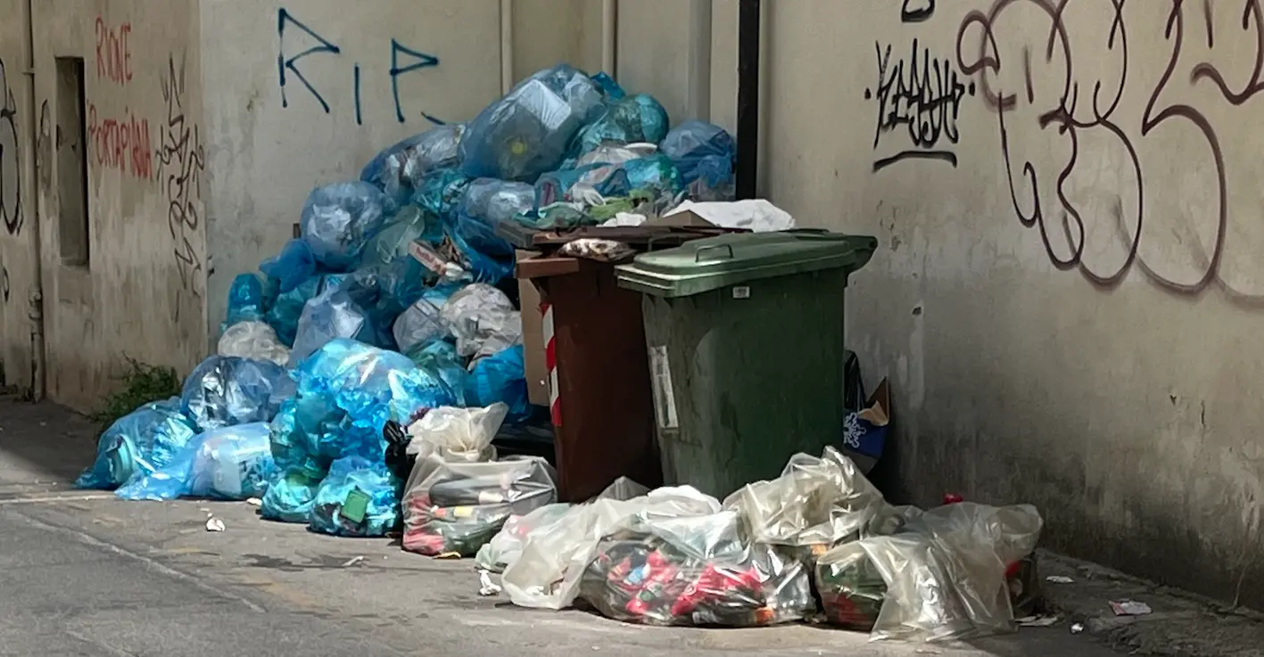 Cosenza, discarica a cielo aperto a due passi da piazza Bilotti
