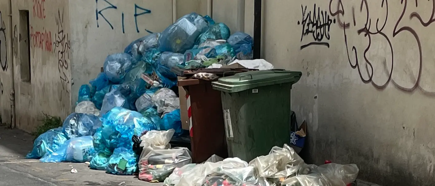 Cosenza, discarica a cielo aperto a due passi da piazza Bilotti