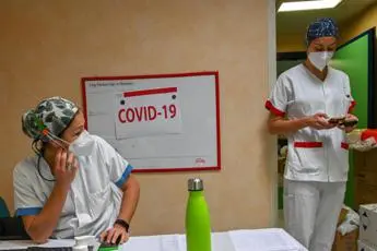 Covid Italia, contagi in rialzo: \"Non è finita\"