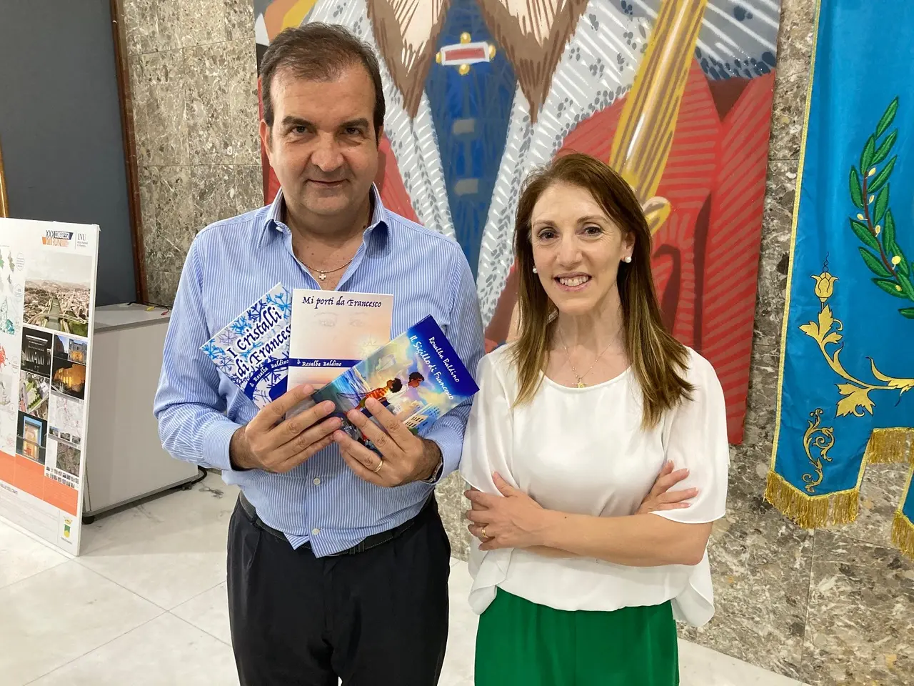 La giornalista Rosalba Baldino illustra ad Occhiuto \"Il sigillo di Francesco\"