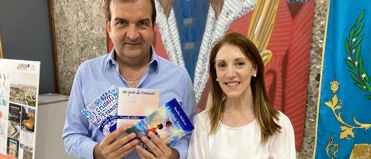 La giornalista Rosalba Baldino illustra ad Occhiuto \"Il sigillo di Francesco\"