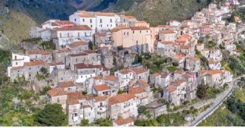 Le strade del centro storico di Maierà sono senza illuminazione
