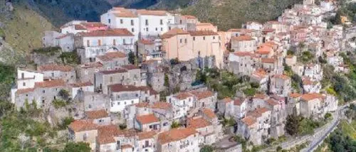 Le strade del centro storico di Maierà sono senza illuminazione