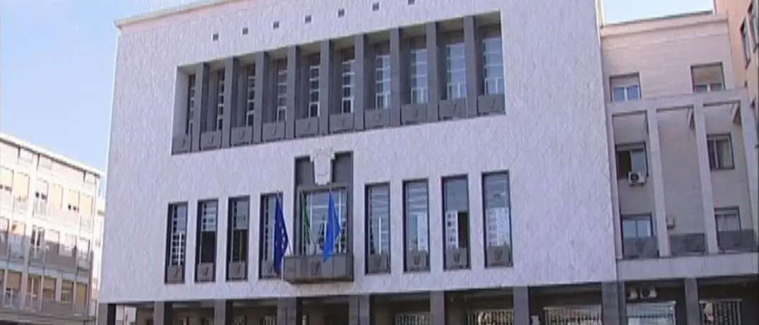 Cosenza, lavori alla pavimentazione stradale dopo la posa della fibra ottica