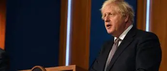 Covid, Johnson conferma: stop mascherine e distanziamento il 19 luglio