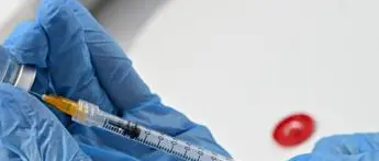 Variante Delta e vaccini covid, terza dose: cosa dicono esperti