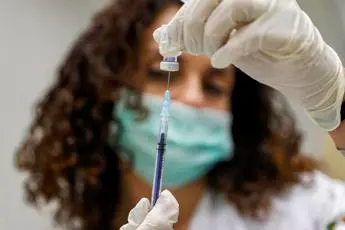 Covid, Pregliasco: \"Non sappiamo se vaccini funzionano su nuove varianti\"