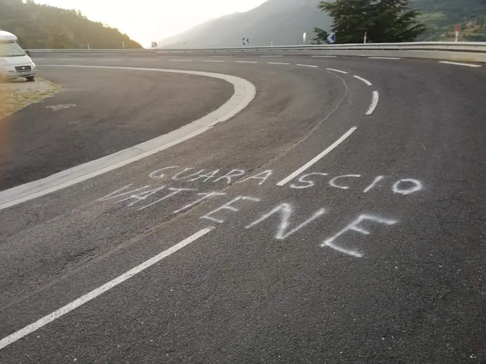 \"Guarascio Vattene\", anche al Tour de France la protesta dei tifosi del cosenza
