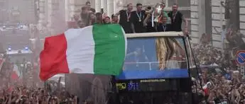 Italia e bus scoperto, cartellino giallo: \"Contagi aumenteranno\"