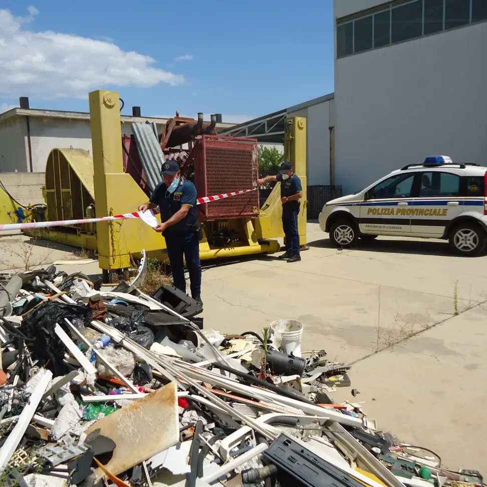 La Polizia Provinciale sequestra un'area di circa 4.000 mq e un capannone
