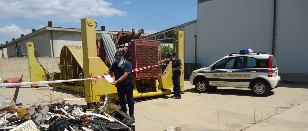 La Polizia Provinciale sequestra un'area di circa 4.000 mq e un capannone