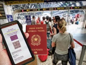 Green pass, Costa: \"Verso rilascio solo dopo doppia dose di vaccino\"