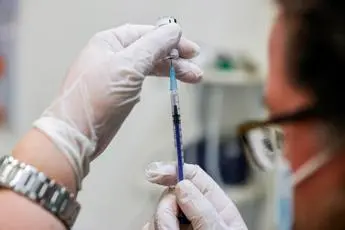 Vaccino Covid Lombardia, da lunedì prenotazioni per stranieri senza codice valido