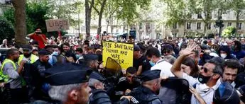 Green pass, migliaia in piazza a Parigi per proteste: scontri