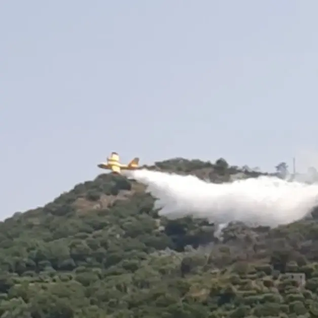 Incendio nelle montagne sopra Torremezzo: canadair in azione VIDEO