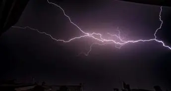 Maltempo in Calabria, allerta gialla domenica per temporali e rischio idrogeologico diffuso\n